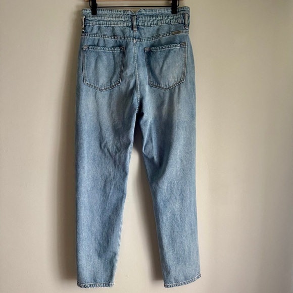 Kancan High Rise Waist Band Detail Distressed Light Wash Mom Jean Size 11/29 - Picture 3 of 10